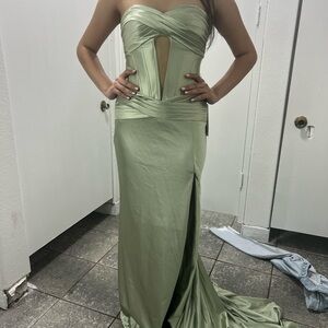 I’m selling this beautiful sage green prom dress!!